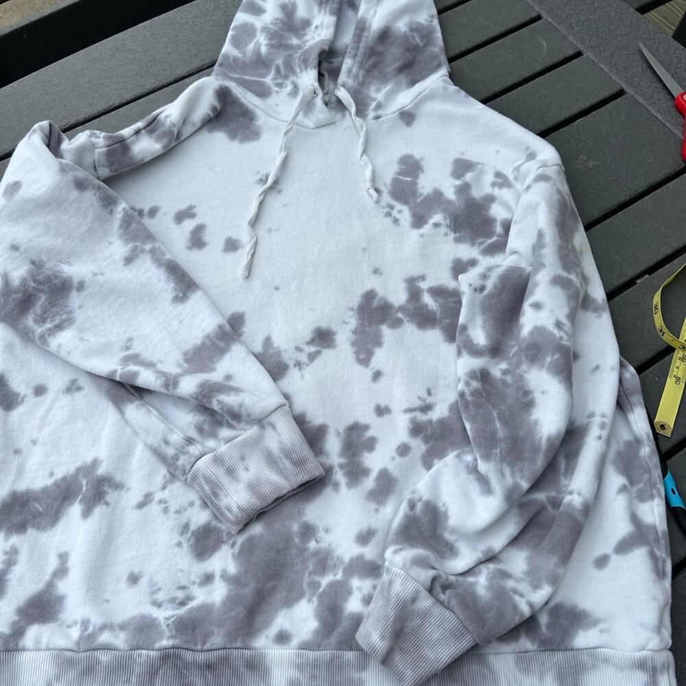 Caution to the Wind woman's size L, white/gray tie-dye hoodie sweatshirt